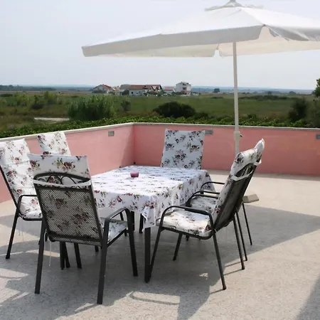 Apartment In Zukve Mit Terrasse, Neben Dem *