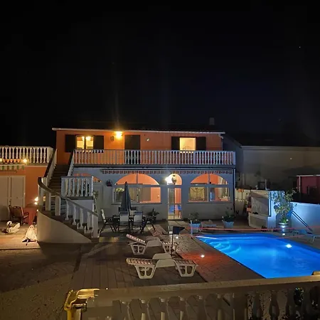 아파트 In Zukve Mit Terrasse, Neben Dem *